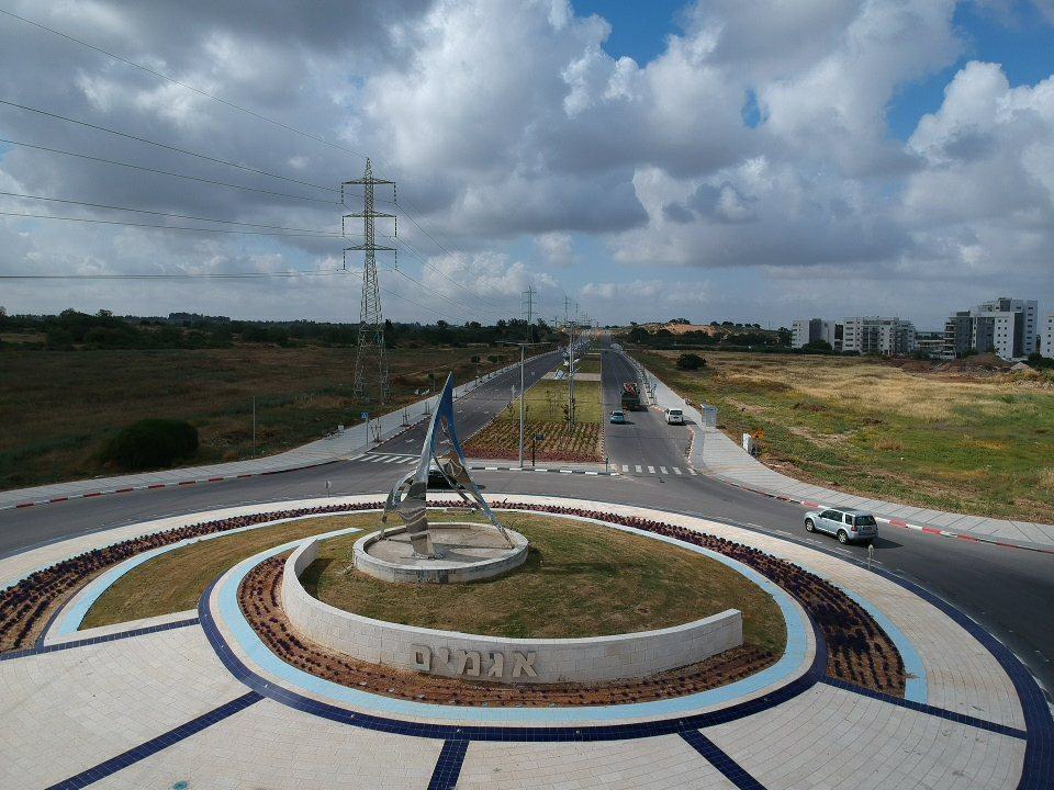 כיכר ותשתיות דרך בשכונת אגמים, אשקלון
