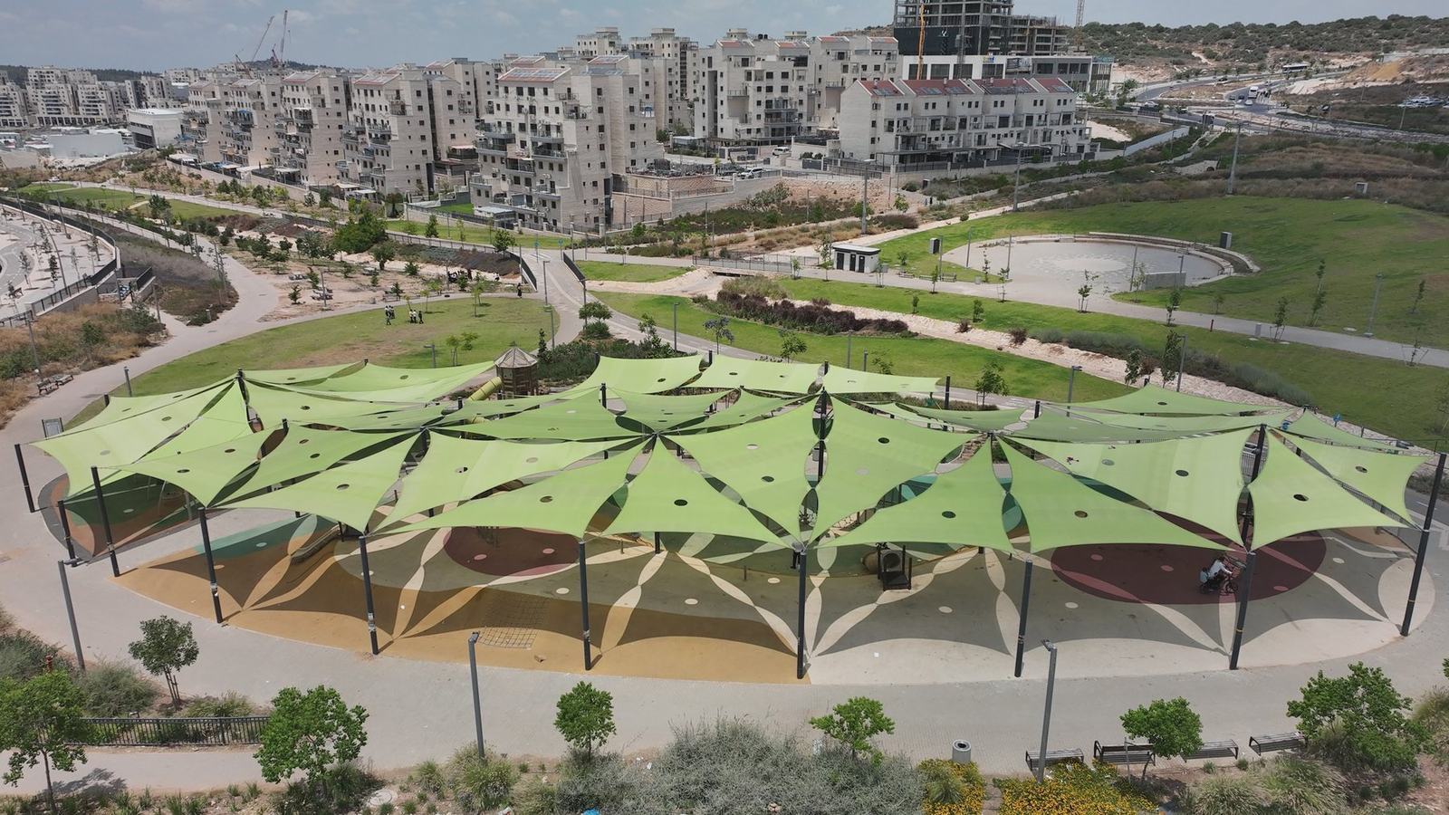 מתקני משחק והצללה בפארק הרובעי בבית שמש