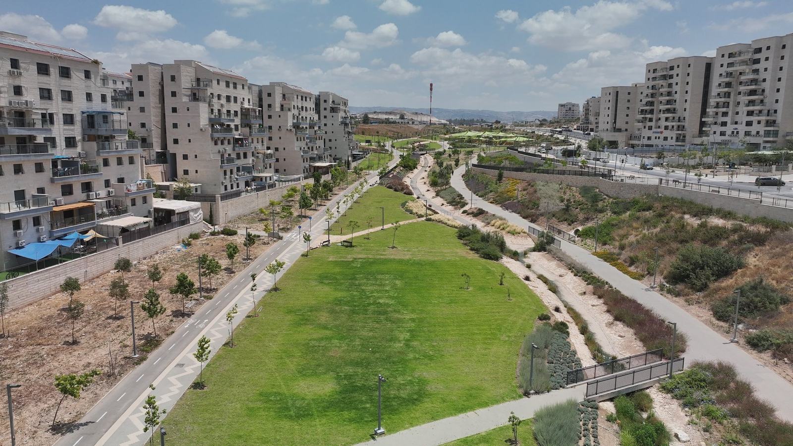 שבילים ושטחים ירוקים בפרויקט בבית שמש