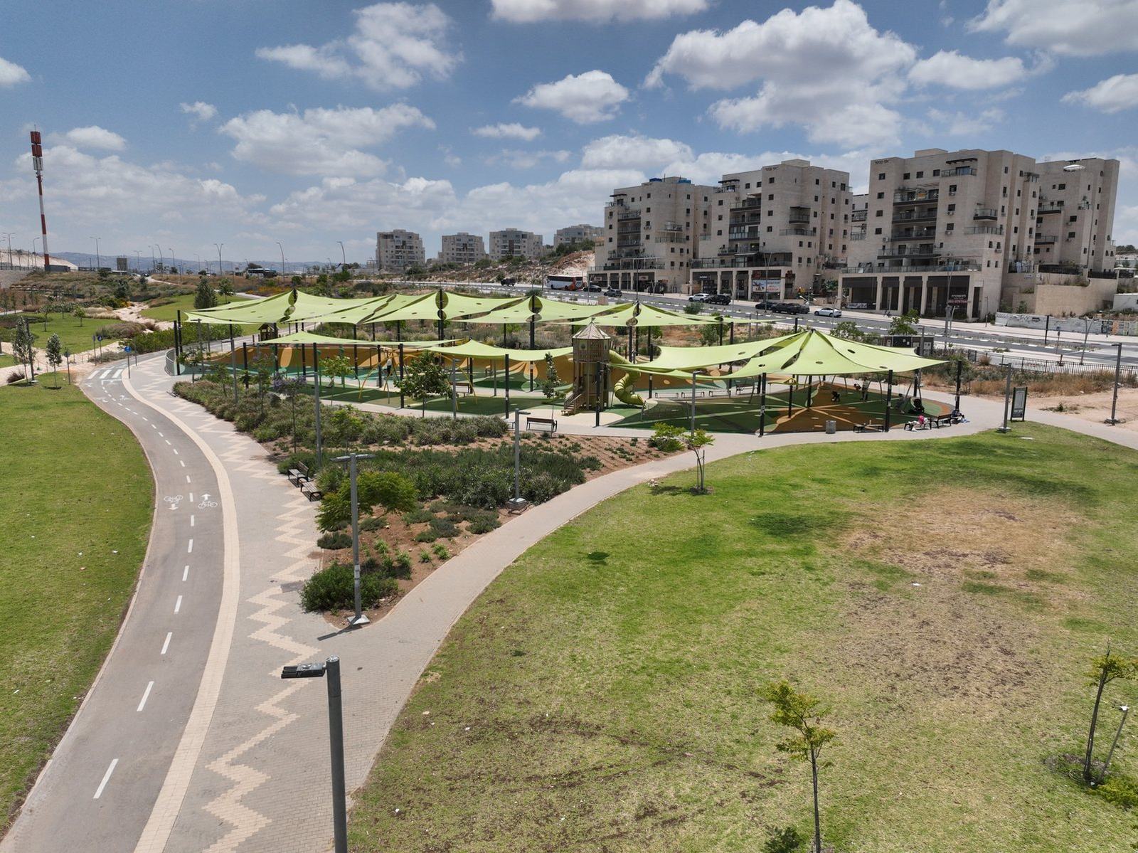 מתחם משחקים ושבילי אופניים בפארק