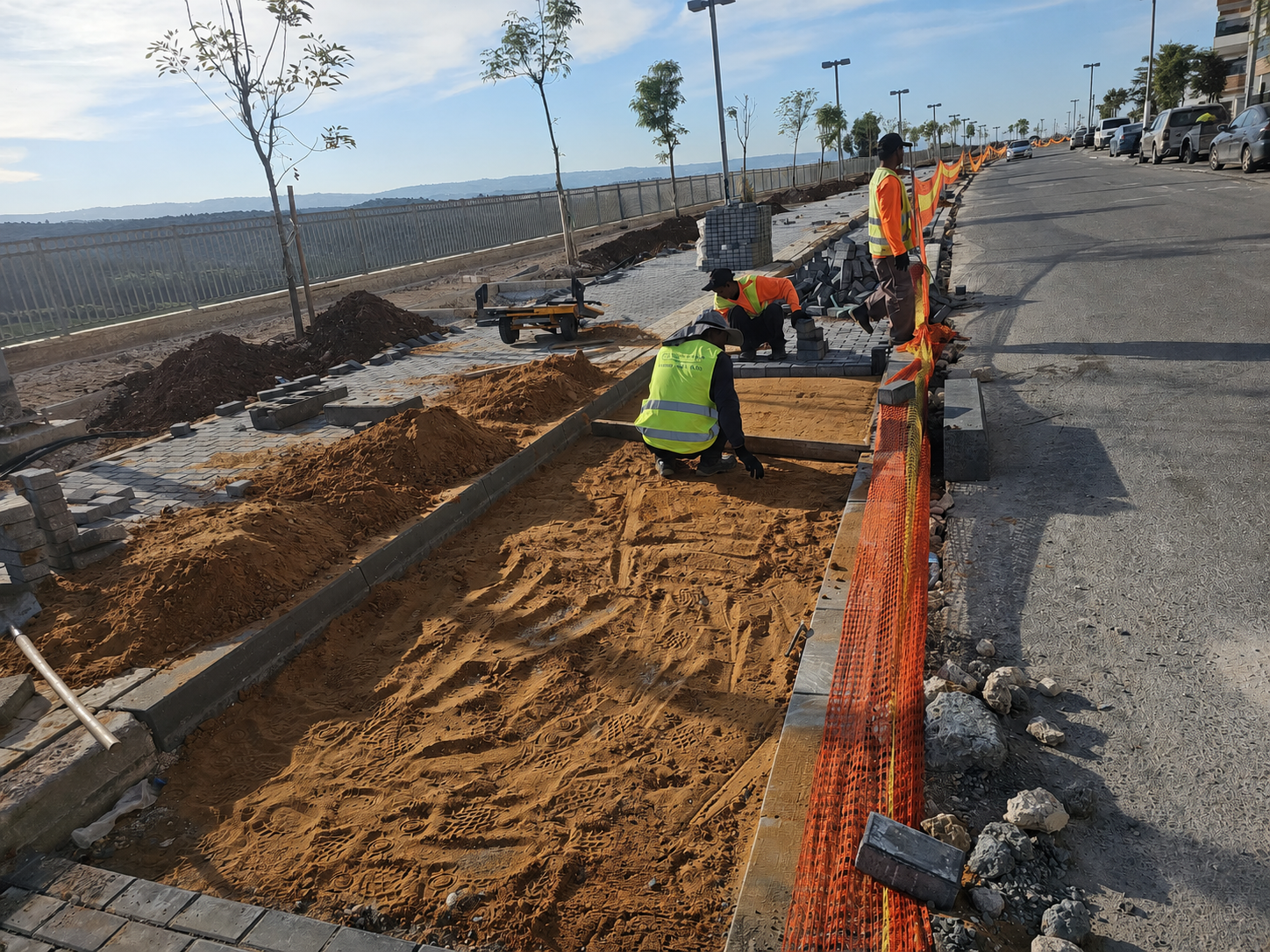 צוות מקצועי בביצוע עבודות ריצוף ופיתוח בשכונה ה׳1, בית שמש