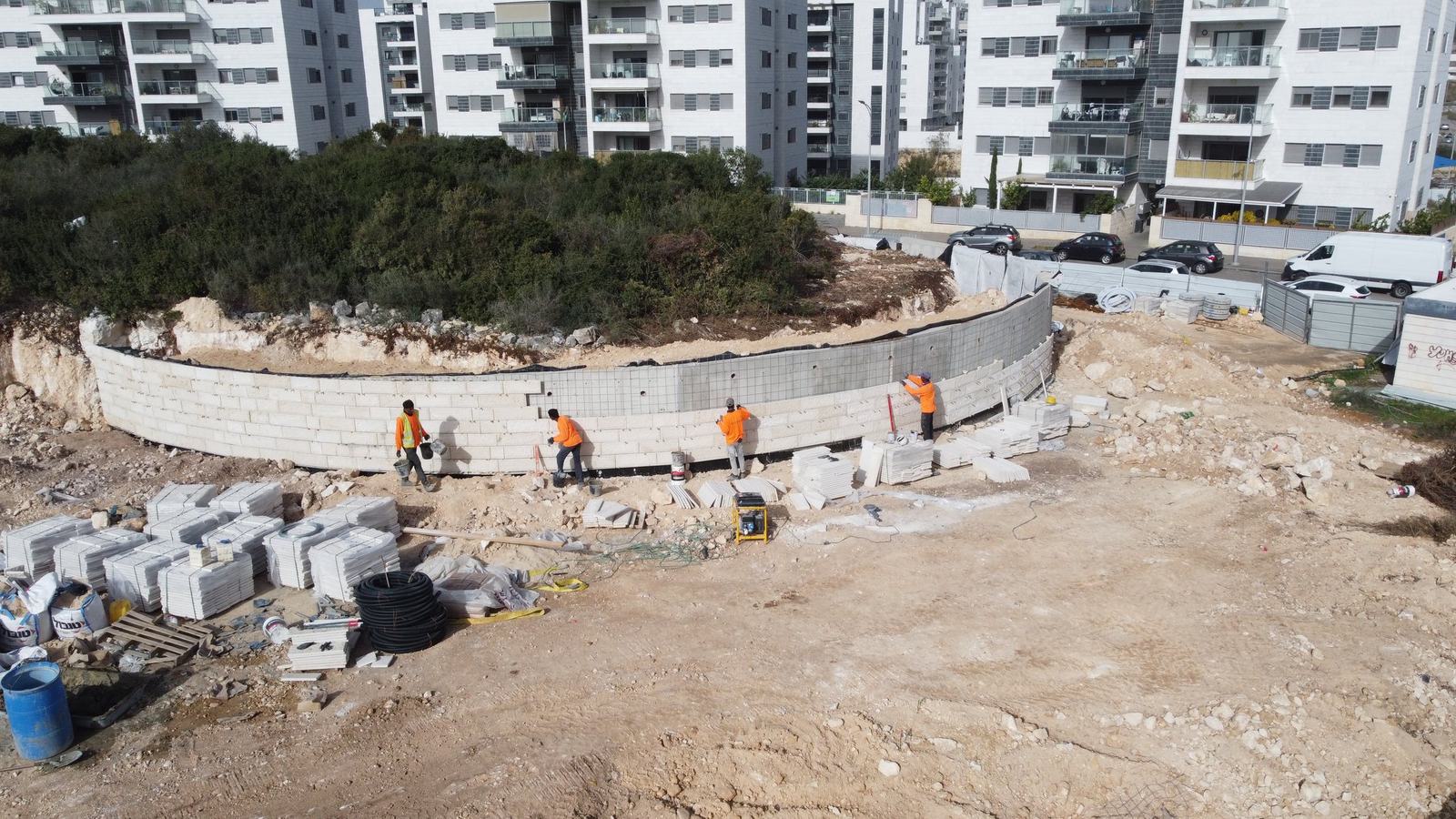 ביצוע חיפוי אבן בקיר תמך בפרויקט בחריש