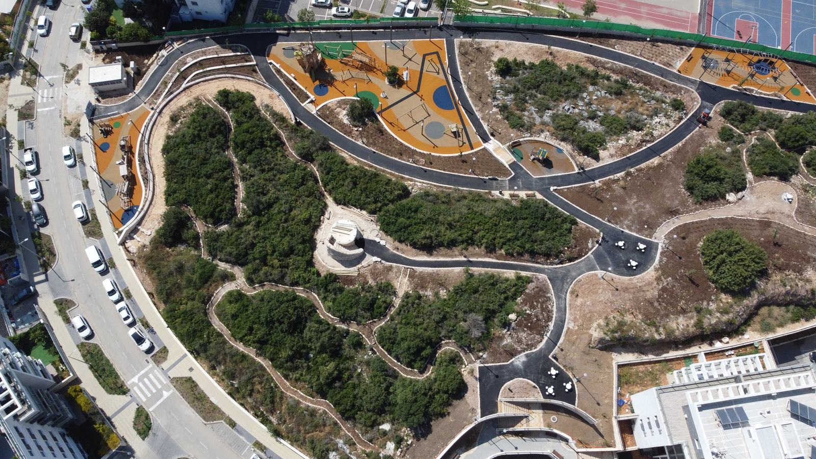 מבט עליון על מתקני המשחק והשבילים בפרויקט בחריש