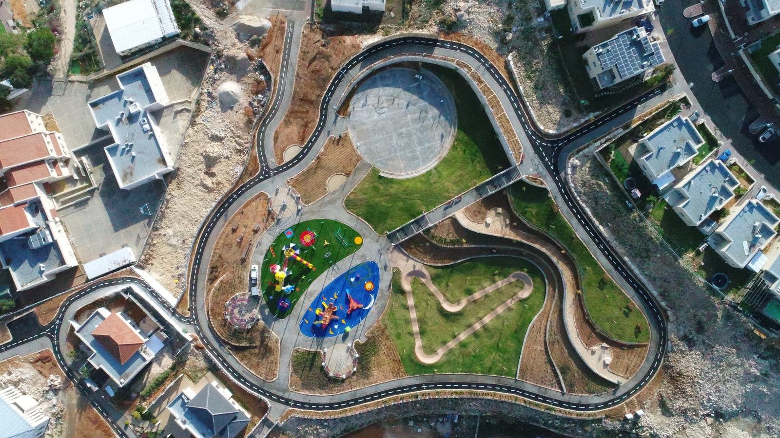 מבט עליון על שבילי אופניים, מתקני משחק ופיתוח ציבורי בקדומים