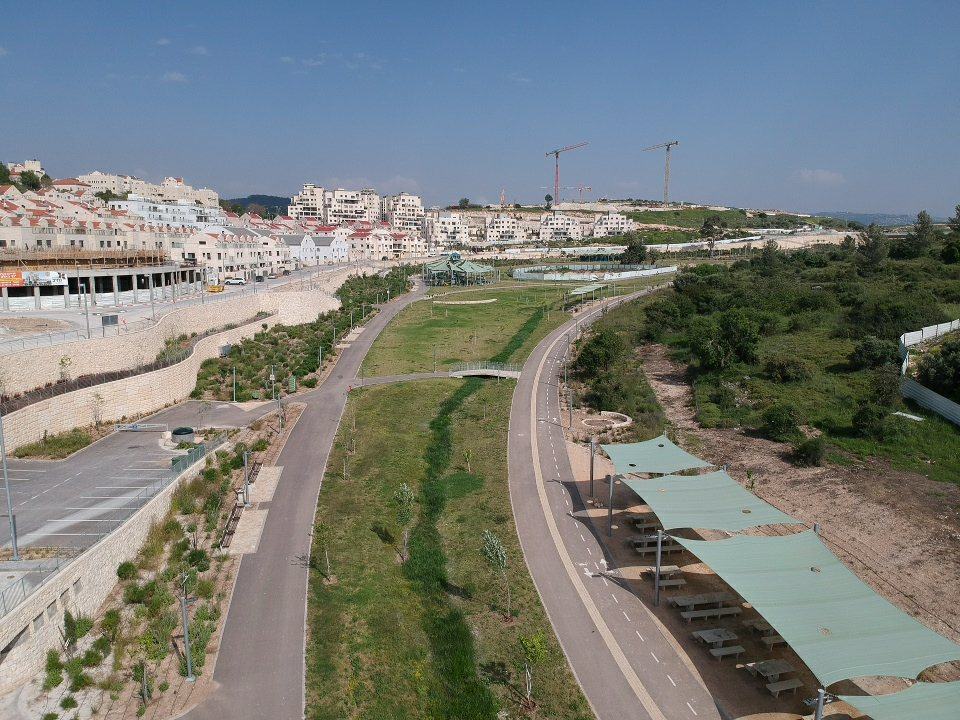 שבילי אופניים, פיתוח נופי ואזורי ישיבה בפארק ירמות